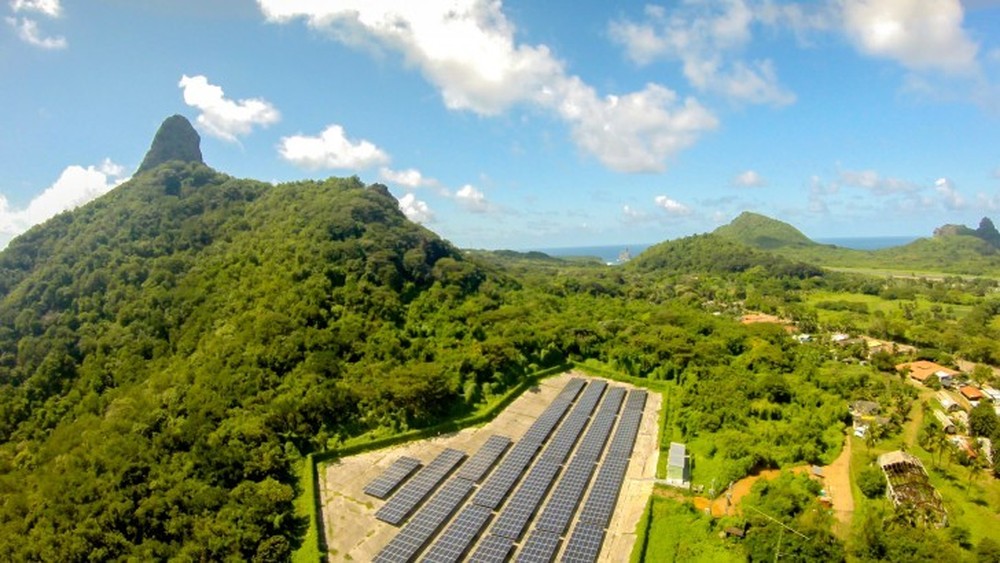 Fernando de Noronha terá duas usinas de energia solar para abastecer 50 veículos elétricos